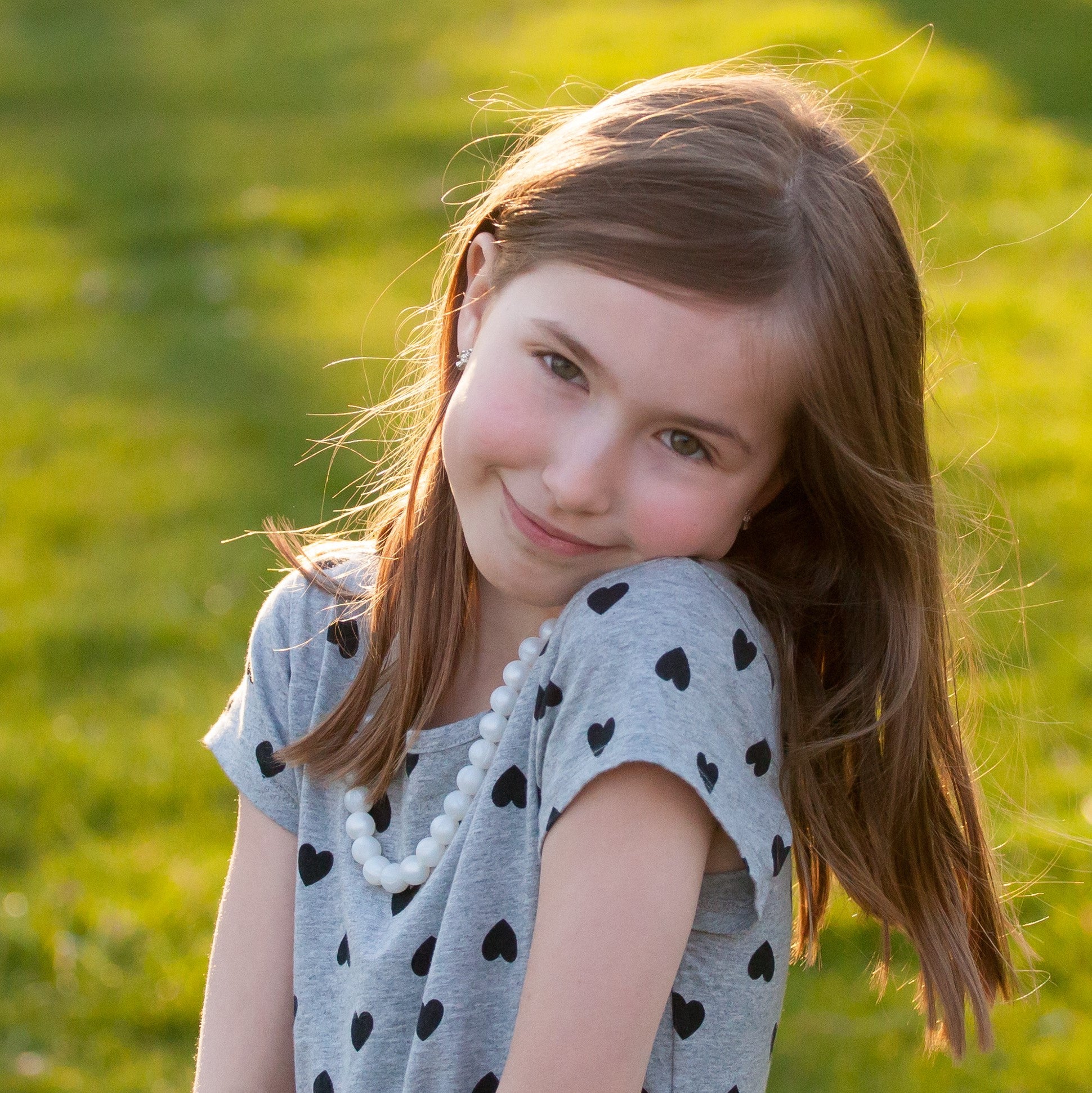 Young girl wears Munchables Pearls Chewing necklace for anxiety